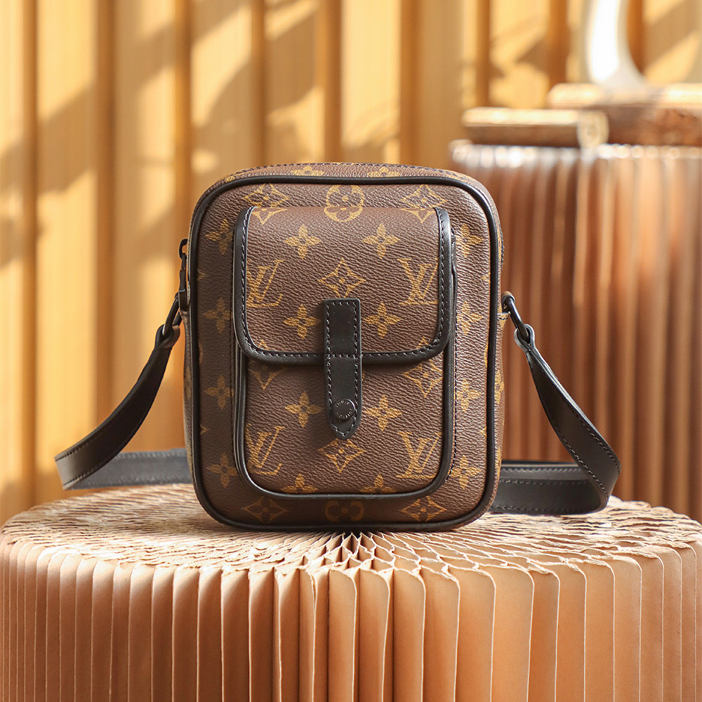 Louis Vuitton Christopher M69404