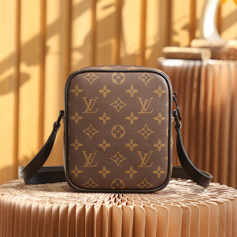 Louis Vuitton Christopher M69404