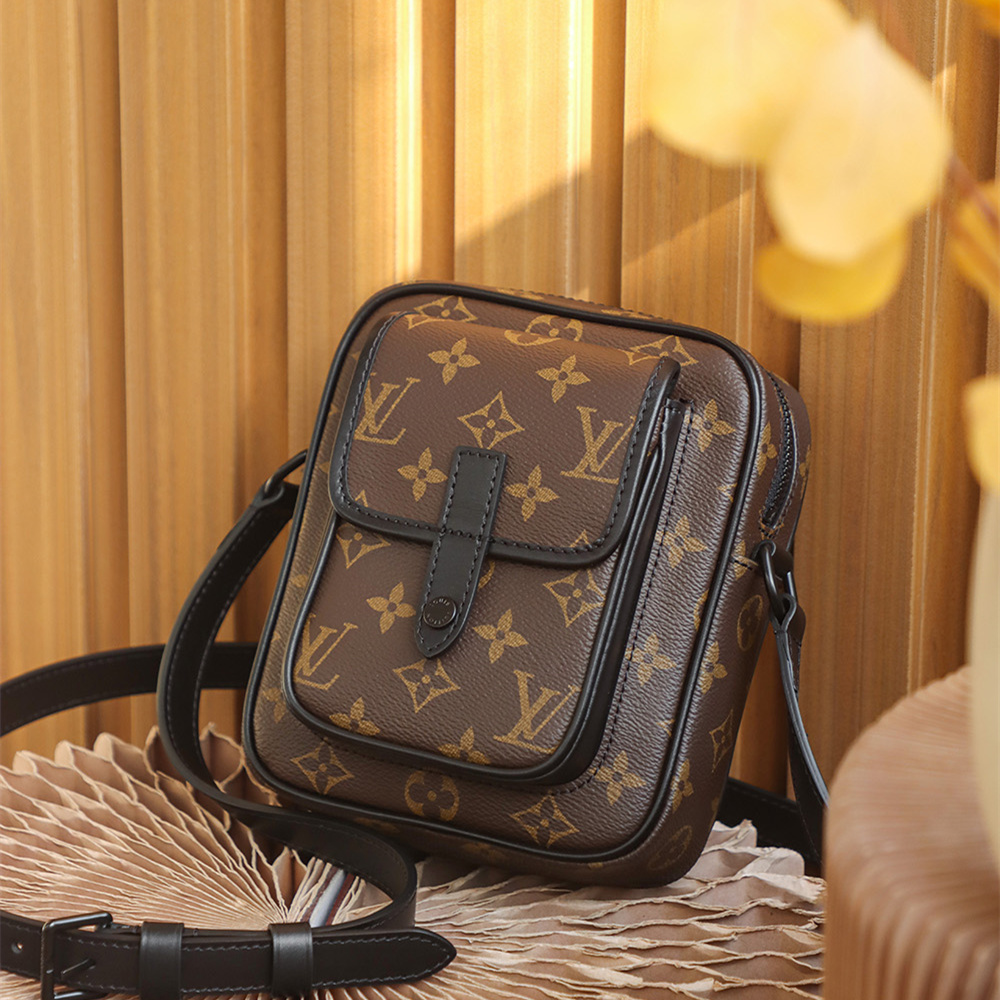 Louis Vuitton Christopher M69404