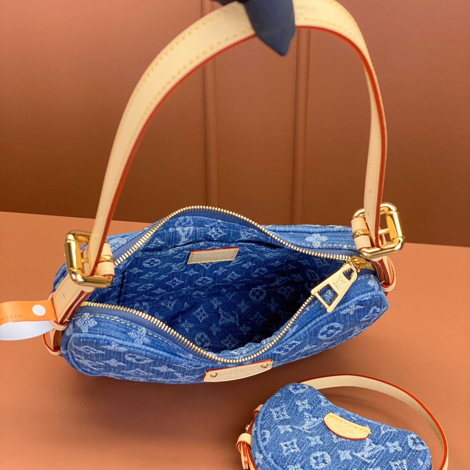 Louis Vuitton Croissant M46856 