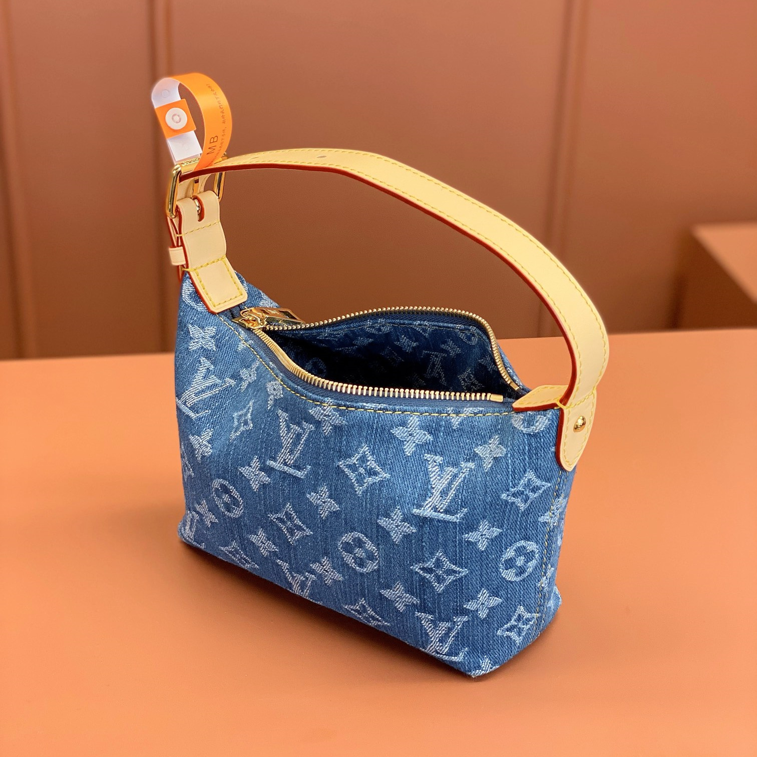 Louis Vuitton HillsPochette M82949 