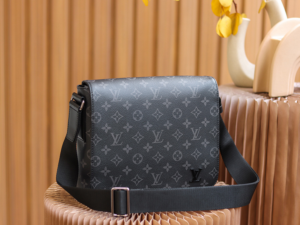 Louis Vuitton District M44000