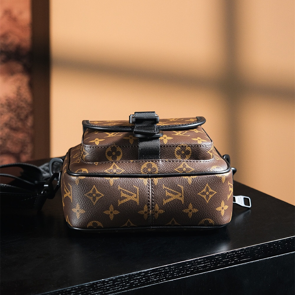 Louis Vuitton Quest M46973