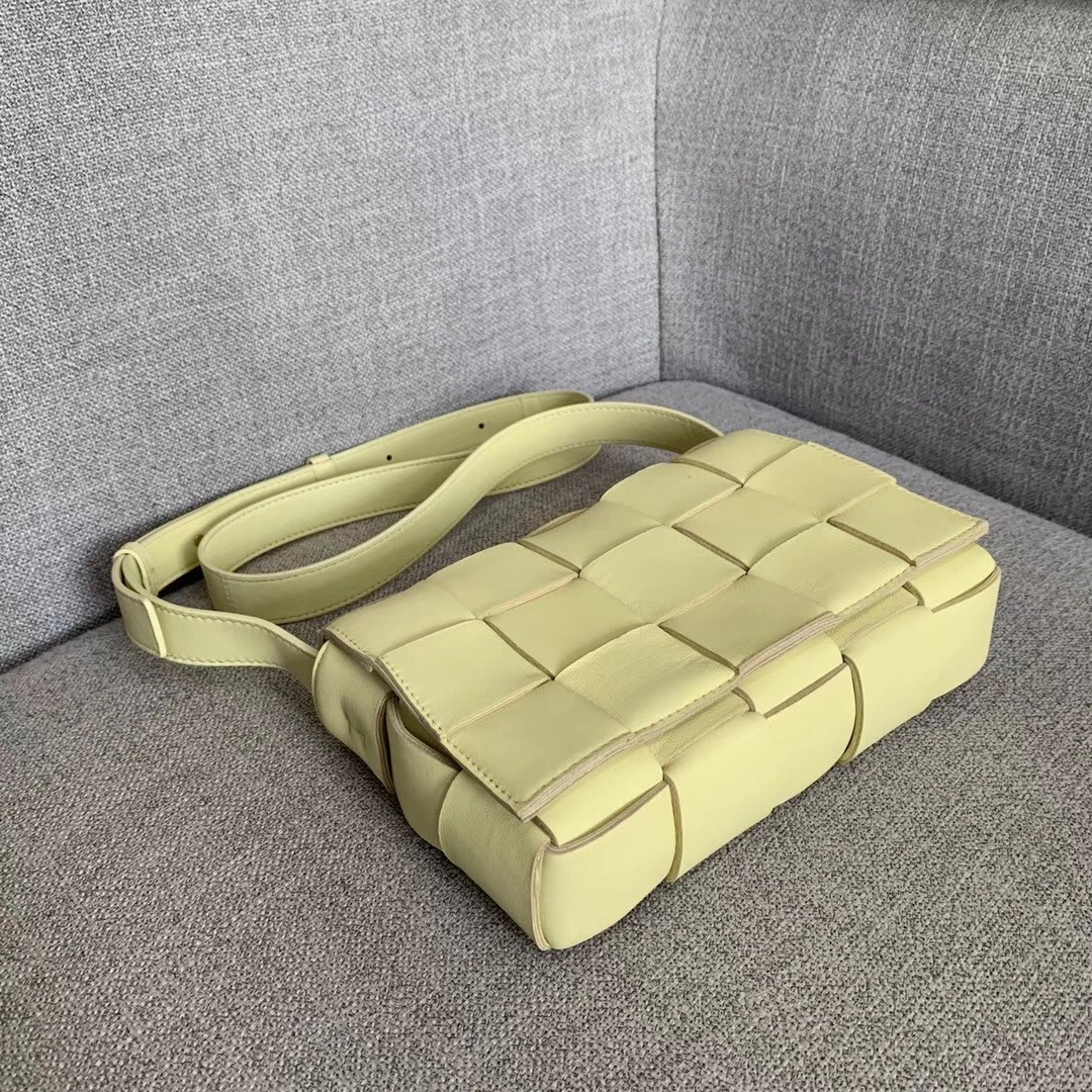 Bottega Veneta Cassette Bag In Cream Lambskin