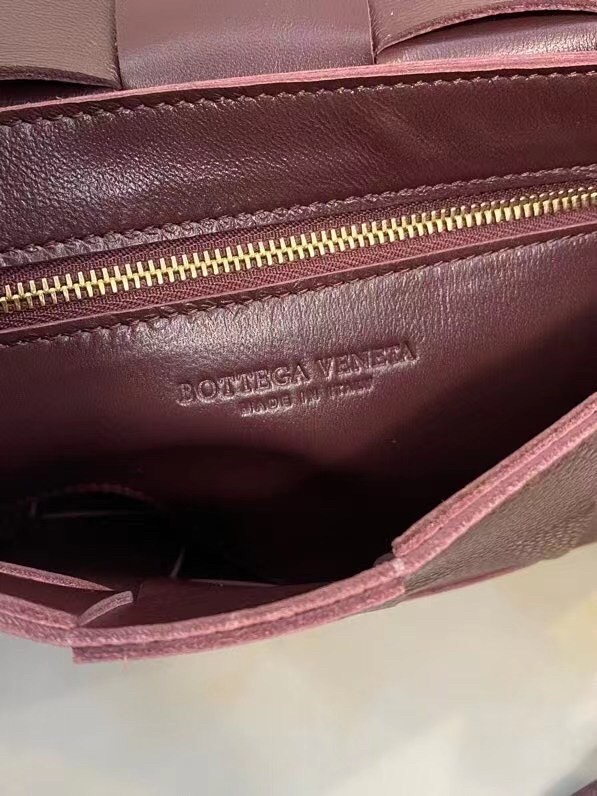 Bottega Veneta Cassette Bag In Burgundy Grained Leather