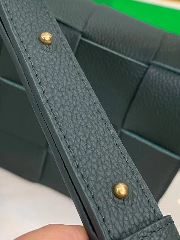 Bottega Veneta Cassette Bag In Green Grained Leather