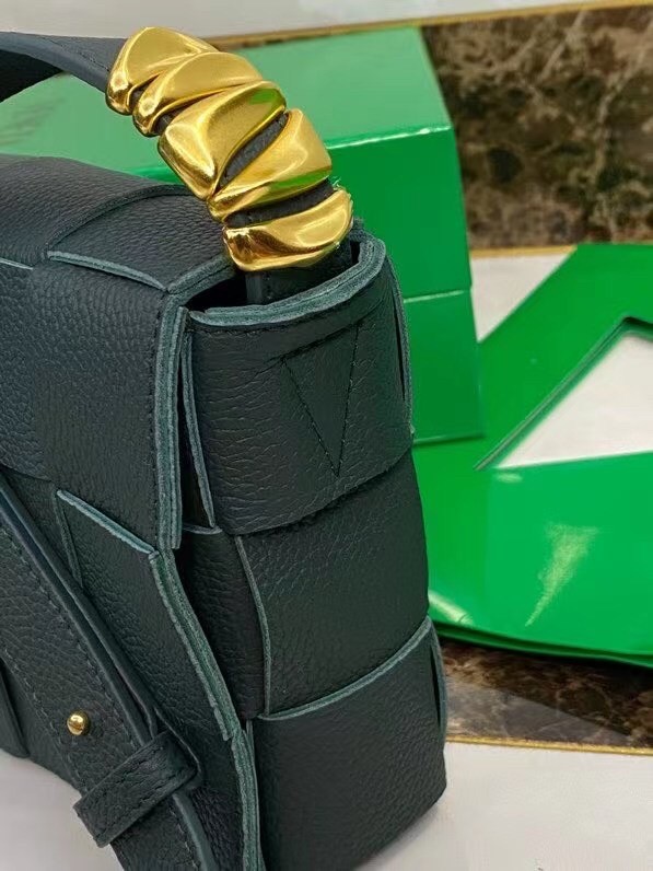 Bottega Veneta Cassette Bag In Green Grained Leather