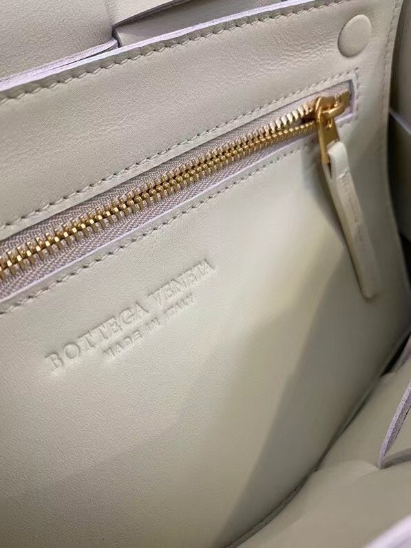 Bottega Veneta Cassette Bag In White Grained Leather