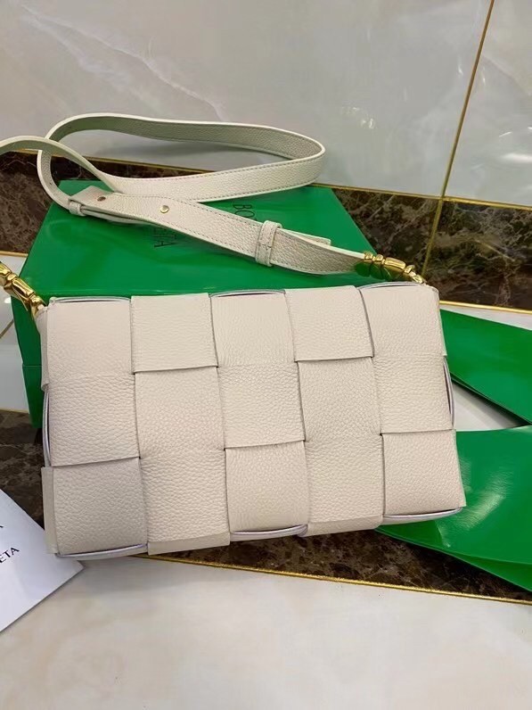 Bottega Veneta Cassette Bag In White Grained Leather