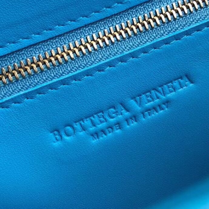 Bottega Veneta Chain Cassette Bag In Blue Calfskin