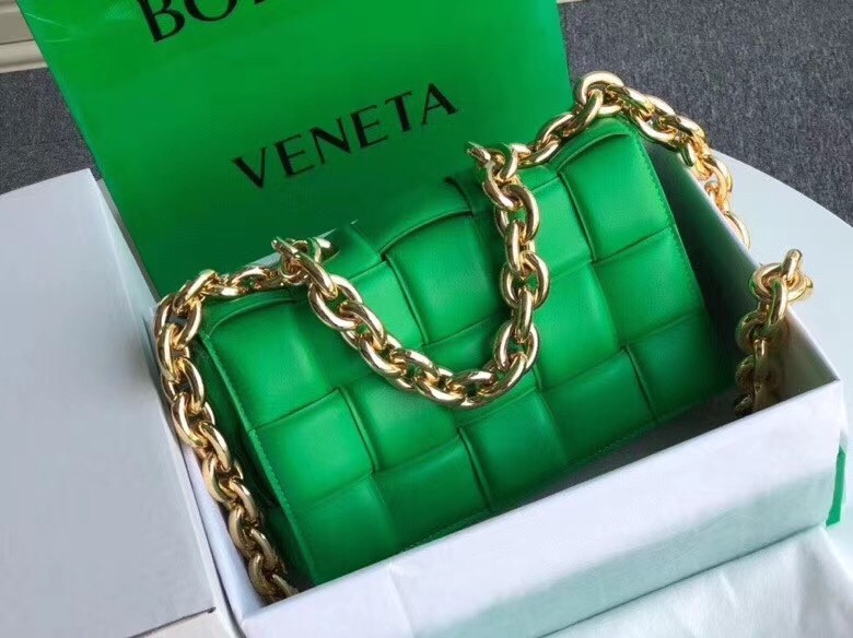 Bottega Veneta Chain Cassette Bag In Green Calfskin