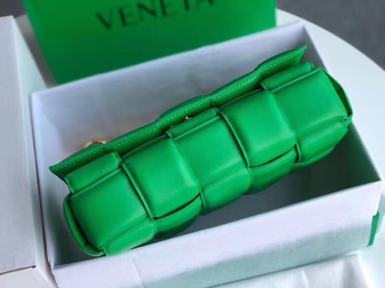 Bottega Veneta Chain Cassette Bag In Green Calfskin