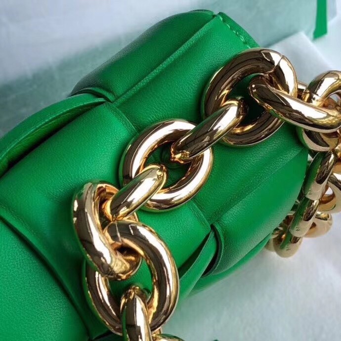 Bottega Veneta Chain Cassette Bag In Green Calfskin