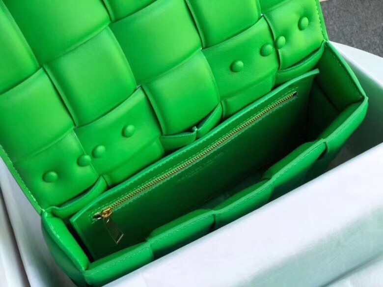 Bottega Veneta Chain Cassette Bag In Green Calfskin