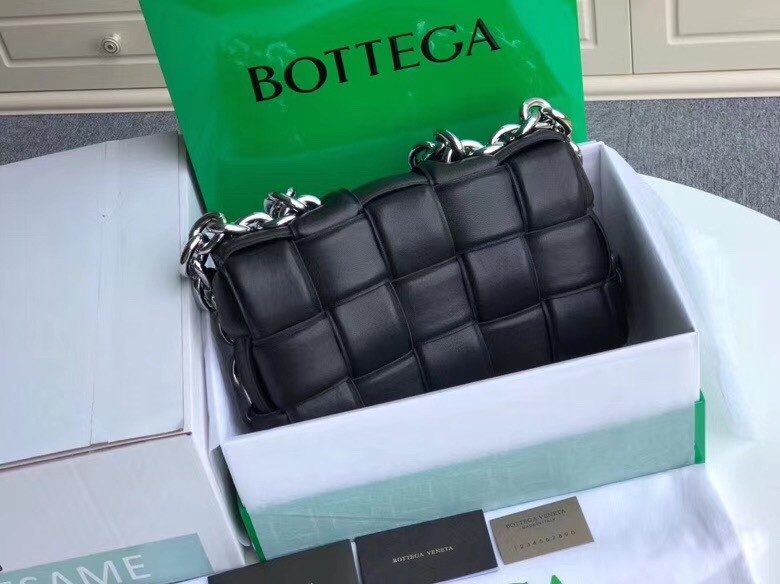 Bottega Veneta Chain Cassette Bag In Noir Calfskin