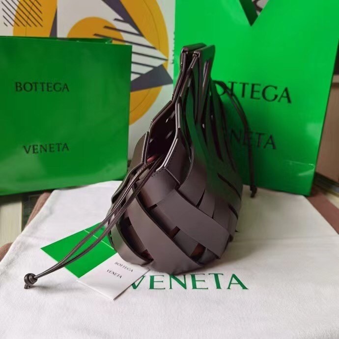 Bottega Veneta Medium Point Bag In Fondant Intrecciato Leather