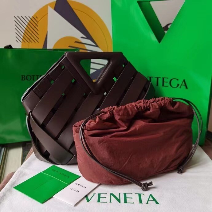 Bottega Veneta Medium Point Bag In Fondant Intrecciato Leather