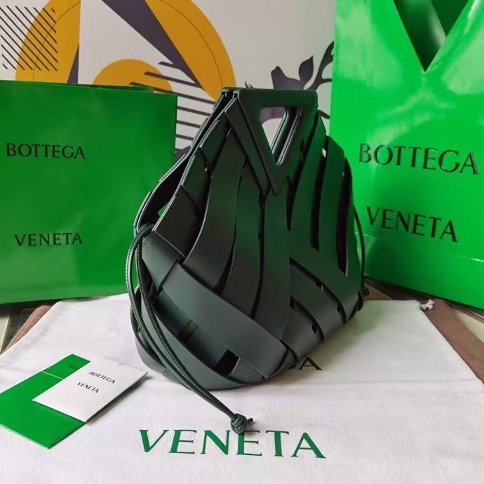 Bottega Veneta Medium Point Bag In Green Intrecciato Leather