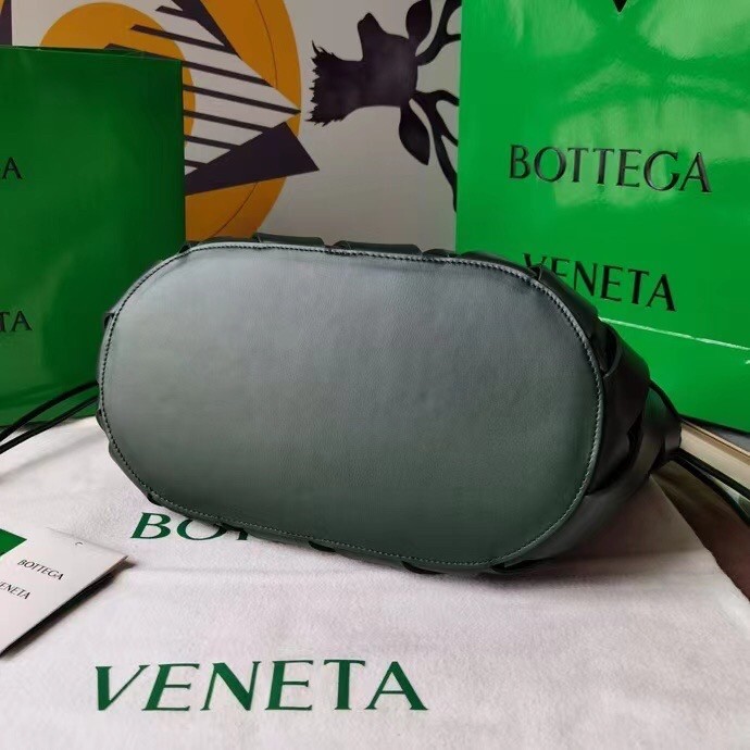 Bottega Veneta Medium Point Bag In Green Intrecciato Leather