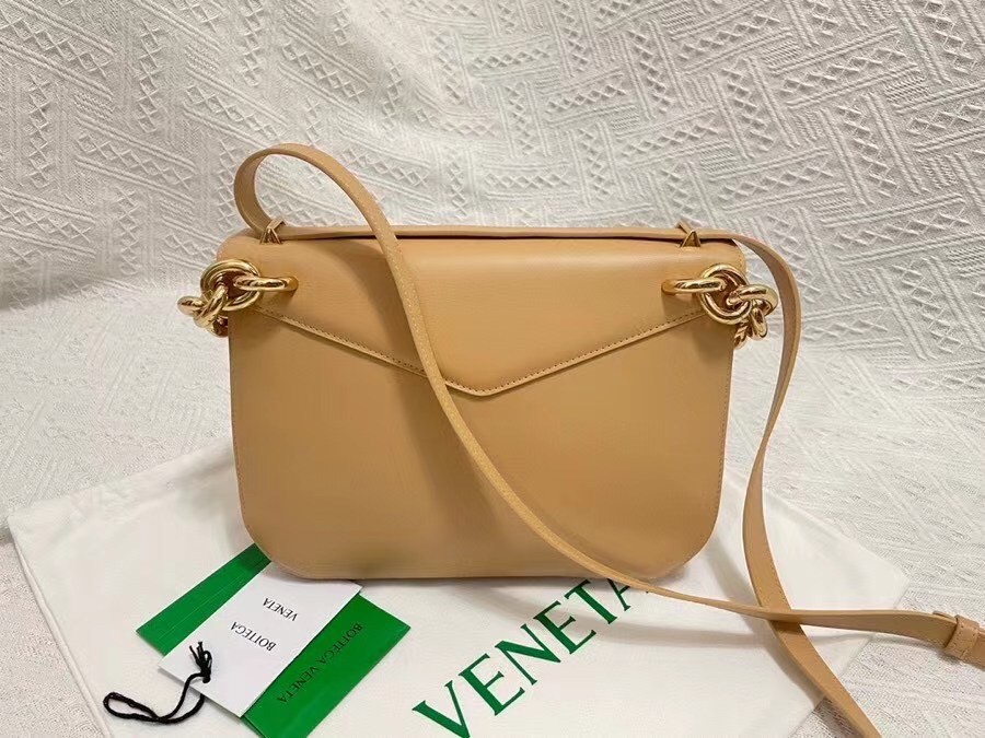 Bottega Veneta Mount Medium Envelope Bag In Almond Calfskin