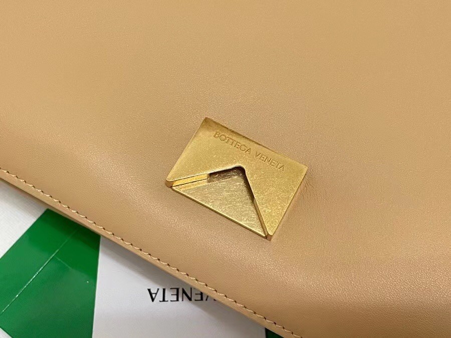 Bottega Veneta Mount Medium Envelope Bag In Almond Calfskin