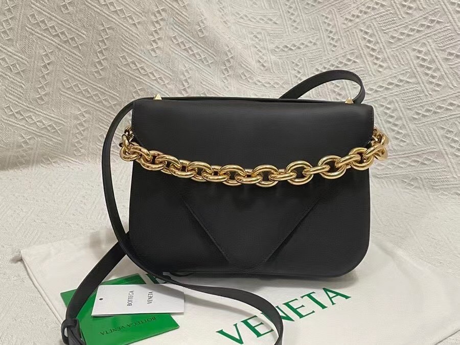 Bottega Veneta Mount Medium Envelope Bag In Black Calfskin