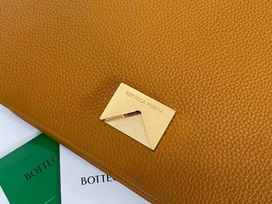 Bottega Veneta Mount Medium Envelope Bag In Cob Leather