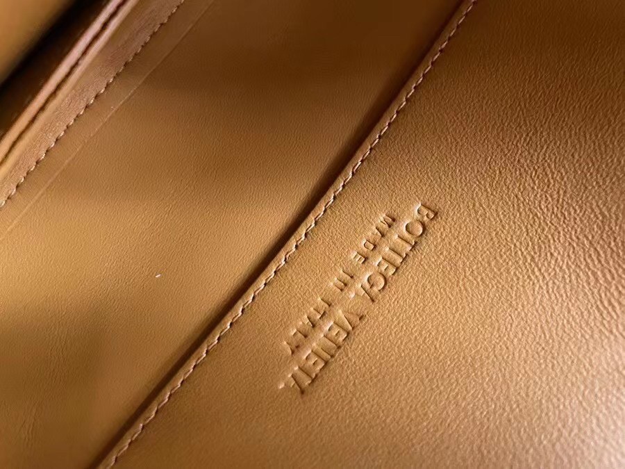 Bottega Veneta Mount Medium Envelope Bag In Cob Leather