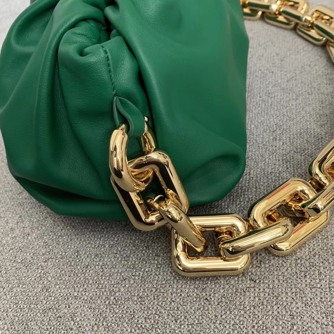 Bottega Veneta The Chain Pouch In Green Calfskin