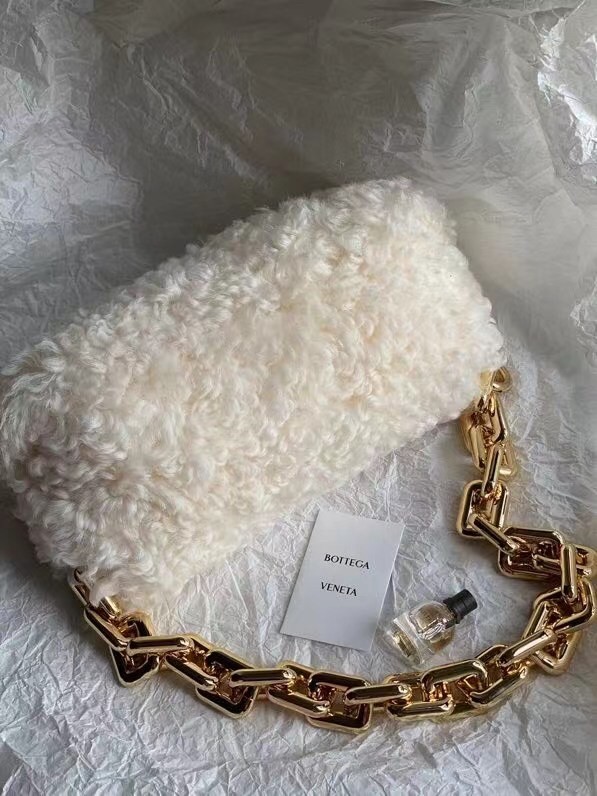 Bottega Veneta The Chain Pouch In White Shearling