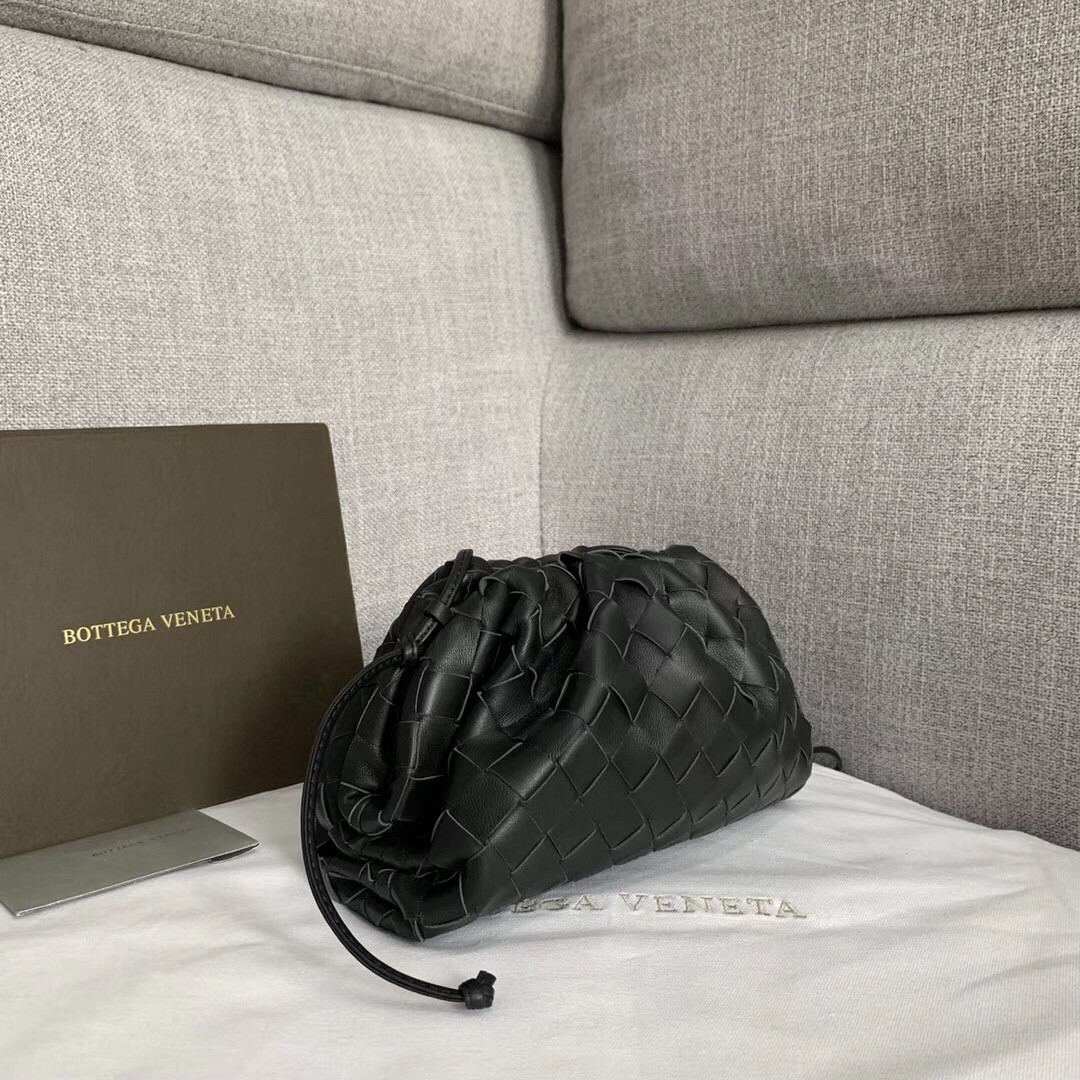 Bottega Veneta The Pouch 20 Clutch In Black Intrecciato Lambskin