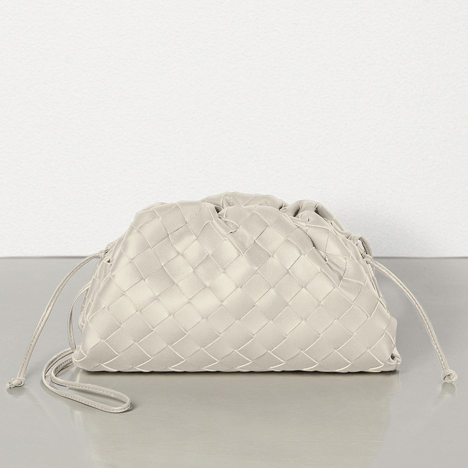 Bottega Veneta The Pouch 20 Clutch In Plaster Intrecciato Lambskin