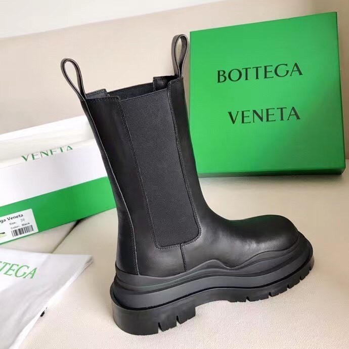 Bottega Veneta BV Tire Chelsea Boots In Black Calfskin