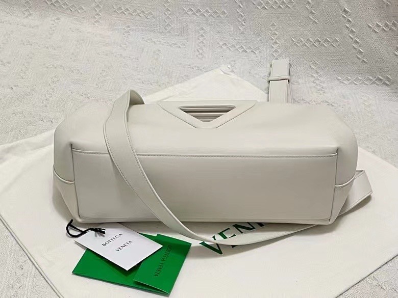 Bottega Veneta Medium Point Top Handle Bag In White Leather