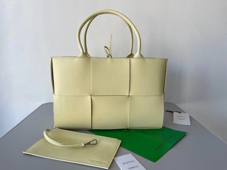 Bottega Veneta Arco Medium Tote In Cream Intrecciato Lambskin