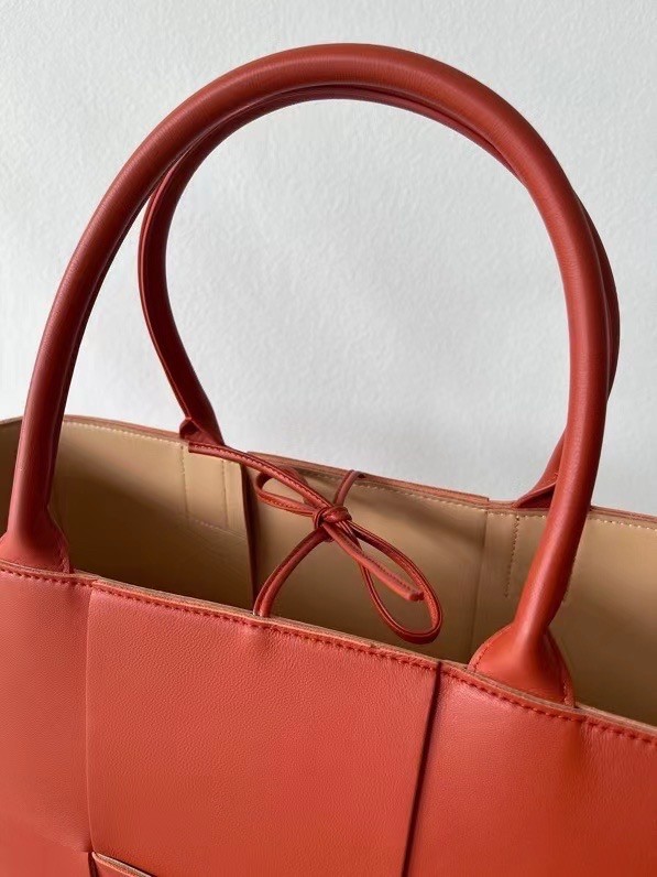 Bottega Veneta Arco Medium Tote In Maple Intrecciato Lambskin