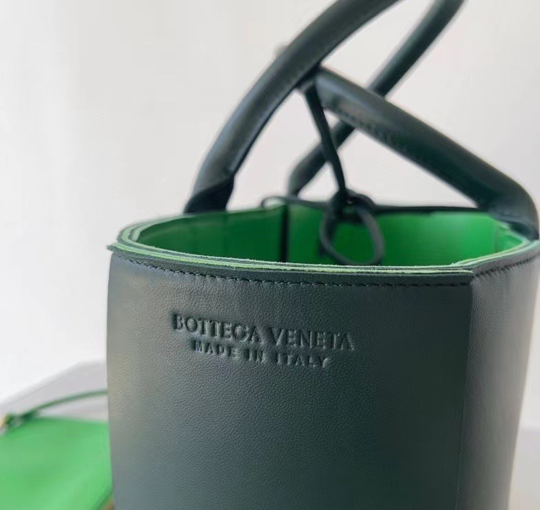 Bottega Veneta Arco Medium Tote In Raintree Intrecciato Lambskin