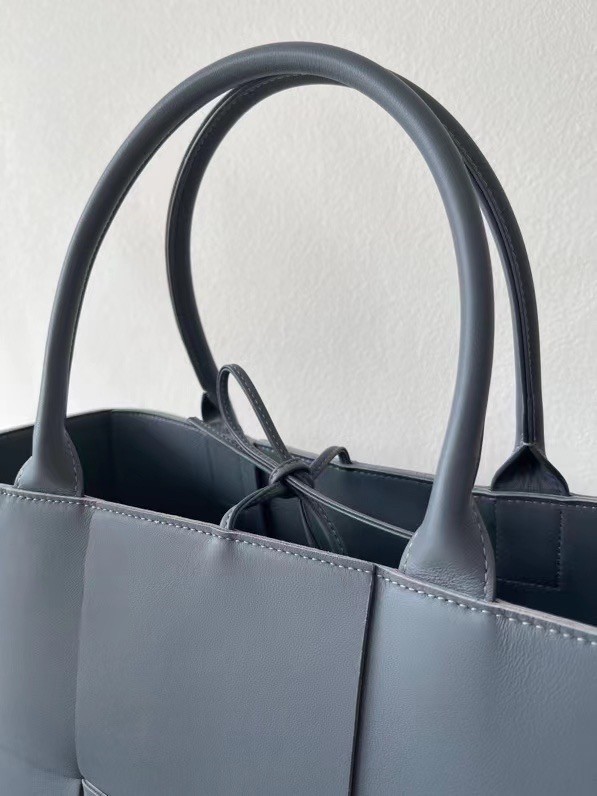 Bottega Veneta Arco Medium Tote In Thunder Intrecciato Lambskin