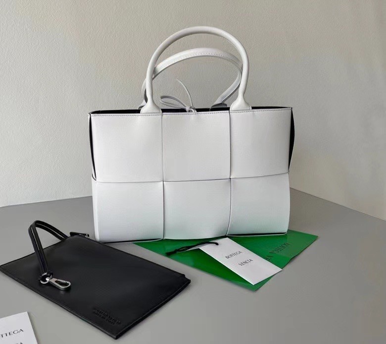 Bottega Veneta Arco Medium Tote In White Intrecciato Lambskin