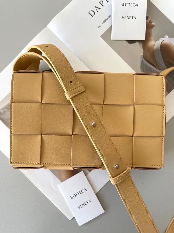 Bottega Veneta Cassett Bag In Beige Intrecciato Lambskin