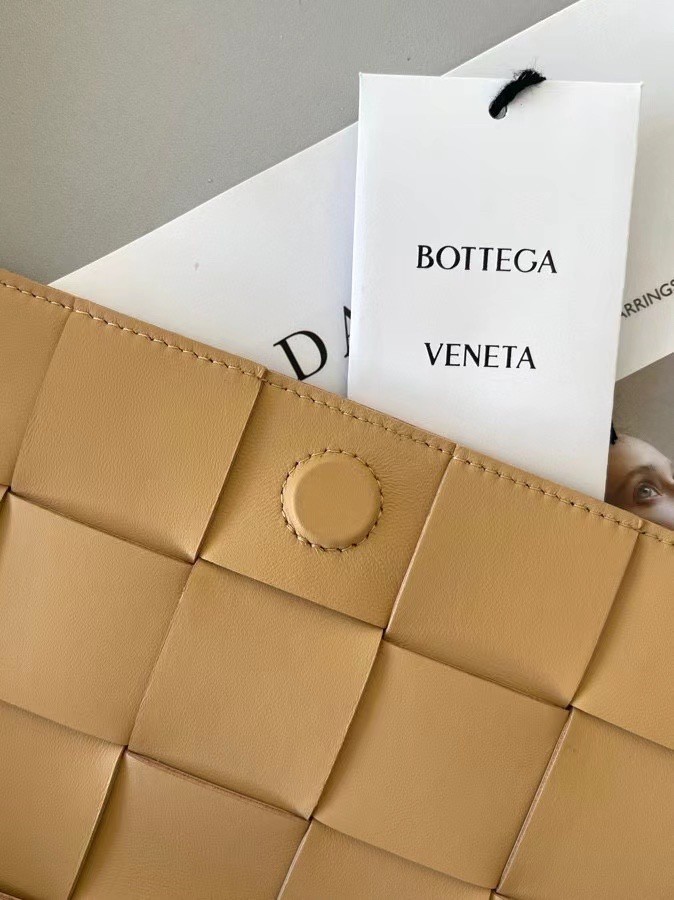 Bottega Veneta Cassett Bag In Beige Intrecciato Lambskin