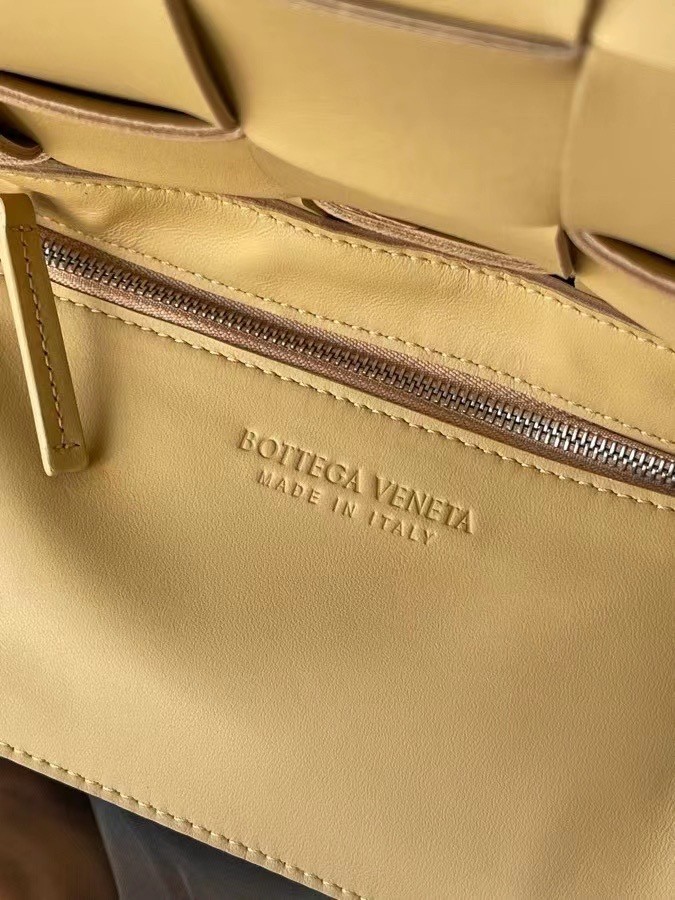 Bottega Veneta Cassett Bag In Beige Intrecciato Lambskin