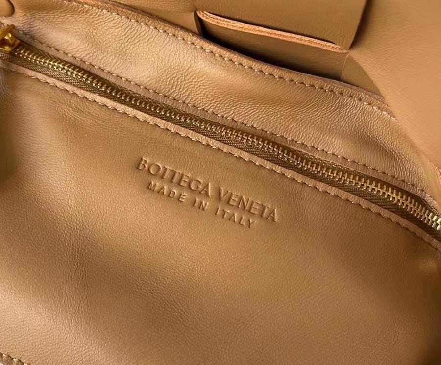 Bottega Veneta Cassett Bag In Caramel Intrecciato Lambskin