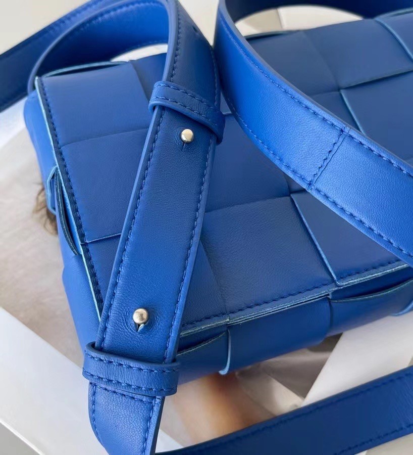 Bottega Veneta Cassett Bag In Blue Intrecciato Lambskin