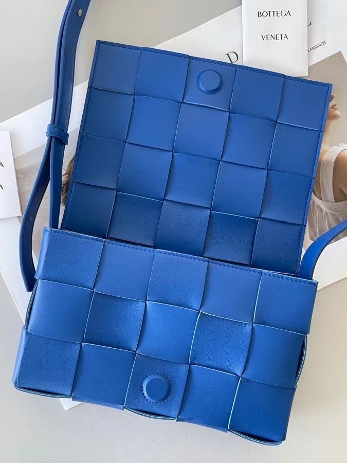 Bottega Veneta Cassett Bag In Blue Intrecciato Lambskin