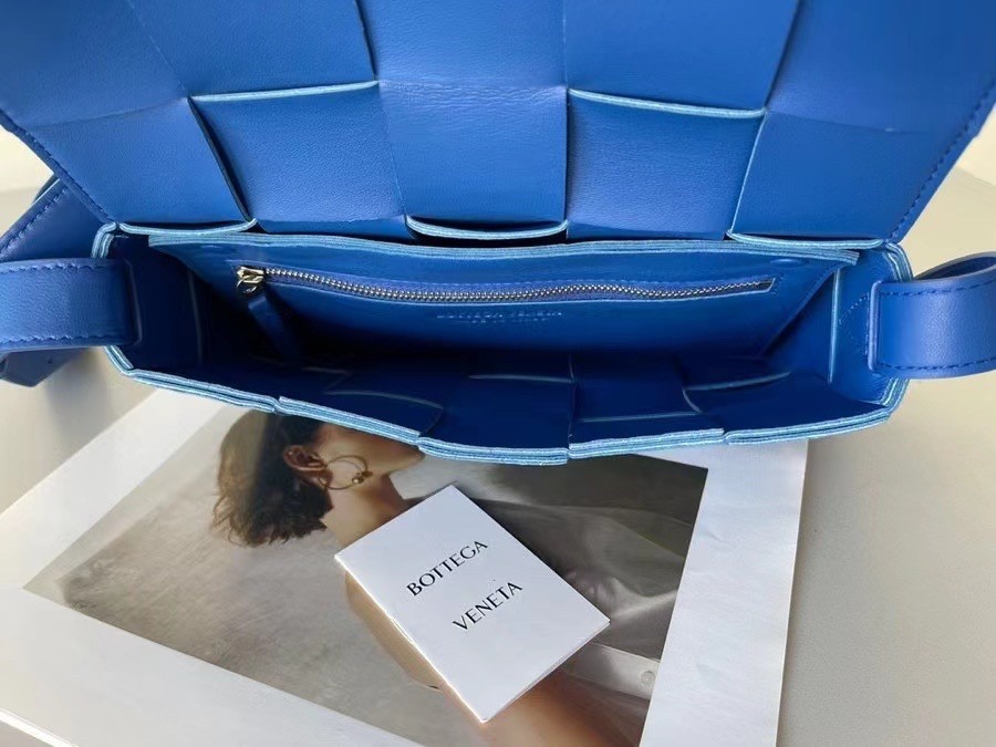 Bottega Veneta Cassett Bag In Blue Intrecciato Lambskin