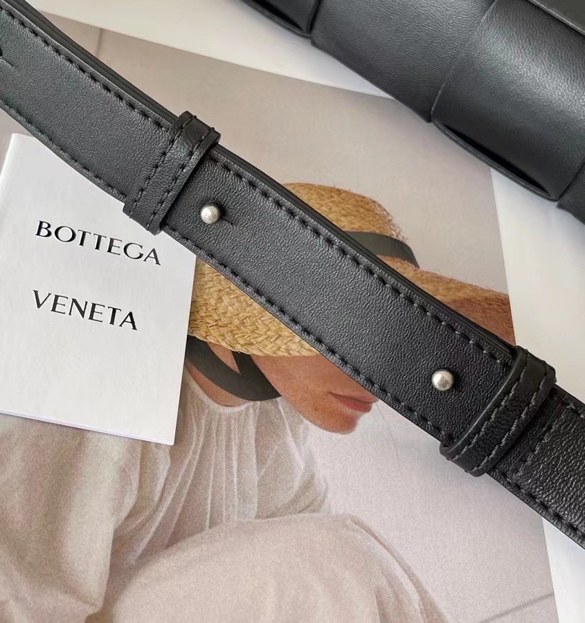 Bottega Veneta Cassett Bag In Black Intrecciato Lambskin