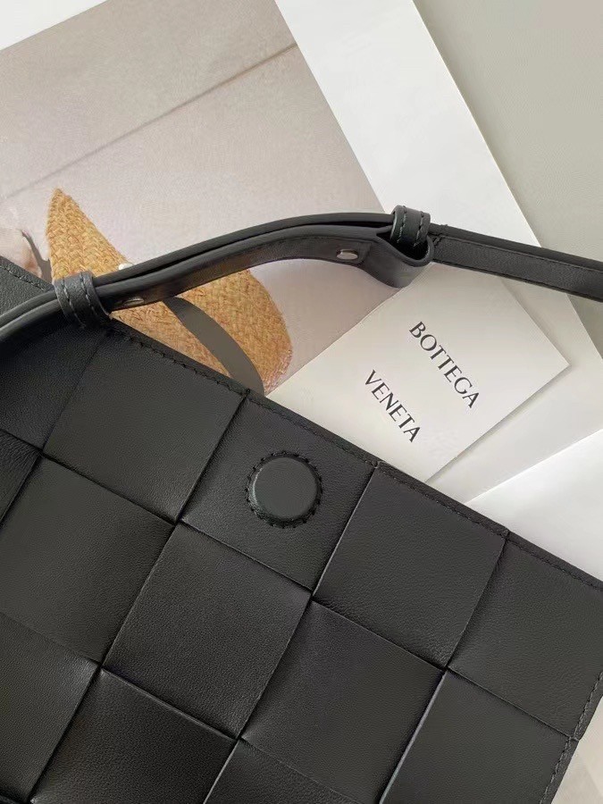 Bottega Veneta Cassett Bag In Black Intrecciato Lambskin