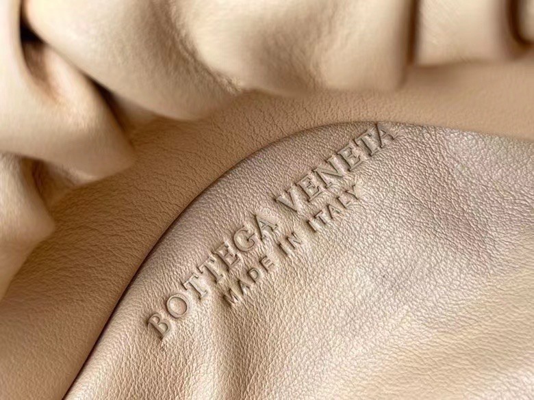 Bottega Veneta The Chain Pouch Bag In Beige Calfskin