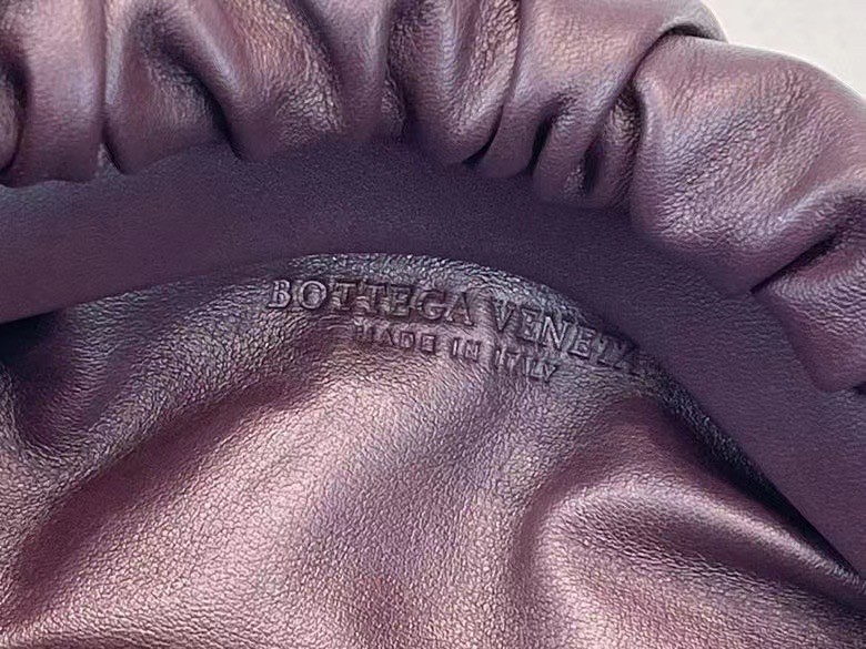 Bottega Veneta The Chain Pouch Bag In Grape Calfskin